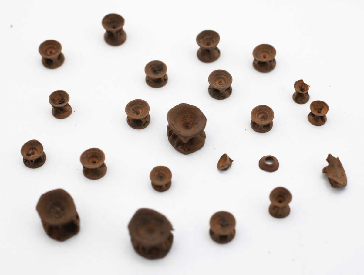 Det mycket omfattande fyndmaterialet domineras av keramik, främst yngre rödgods: grytor, karotter och fat. En del av detta är säkert producerat i Ny Varberg. En del yngre svartgods förekommer också, liksom kakel.

Importvaror från kontinenten är delar av rödgodset liksom vitgods, en hel del stengods och något fajans.

Vidare förekommer glas, både fönsterglas och dryckesglas, järnföremål av olika slag, förutom spik finns t ex lås, vidare mindre mängder brons, mässing och bly, varav några blyplomber.

Fynden har sorterats efter fyndomständighet och typ i följd VMF 50 000 - VMF 86 941, VMF 87 000 - VMF 87 032.

Därtill kommer diverse fyndnummer sten och ben som inte har VMF-nummer. Förmodligen är detta det samlade fyndmaterialets.

Merparten har lagts in i en databas av okänd typ, utskrifter från denna har kompletterats med en del uppgifter påskrivet för hand, liksom VMF-nummer, och finns i blankettform.

Sammanlagt omkring 3500 fyndposter finns att finna i  Primus av de drygt 37 000 posterna. Resten finns alltså endast dokumenterat på blanketter.

Själva sorteringen som helhet är av allt att döma bra gjord, det är bara det att arbetet tyvärr aldrig kunde fullföljas.

Oavsett infallsvinkel och frågeställngar så har fyndmaterialet tillsammans med dokumentationen god potential för vidare bearbetning och forskning.

Keramikfynd i Primus är VMF 50 000 - 52 296, enstaka poster > VMF 56 347, omkring 100 poster runt VMF 59 000, samt VMF 76 778 - 77 036.

Glas, läder, trä och metaller finns på VMF 86 000 - 86 941. Tegel har VMF  87 000 -  87 032.

Antalet fyndbackar är 443 st, varav keramik 362, glas 10, läder mm 6, trä 23, metall 15, tegel 13 samt sten 9 och ben 5 backar med olika fyndnummer men inte VMF-nummer. En del större träföremål som plank finns på pall.