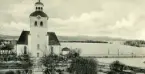 Bollnäs kyrka med vyer. Till höger syns järnvägsrälsen intill.
