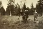 Smålands artilleriregemente, A 6. Västgötamanövern 1912. Fr v: okänd underlöjtnant, styckjunkare Bohman, löjtnant 