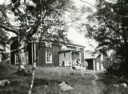 Vexsjö, "Berge". Bollnäs. Två kvinnor sitter på förstukviste