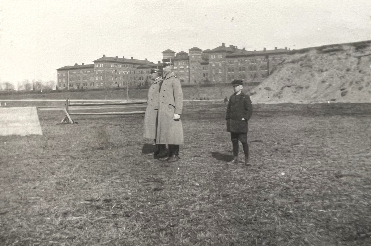 Smålands artilleriregemente, A 6. Fr v: major B Lilliehöök, major Carlberg, okänd. Kasernen i bakgrunden. Foto från c:a år 1915.