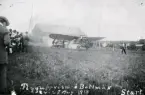 Flyguppvisning i Bollnäs 24-25 augusti år 1913. Troligen baron C. Cederström i sin Bleriot. Kapten H. Sundstedt.