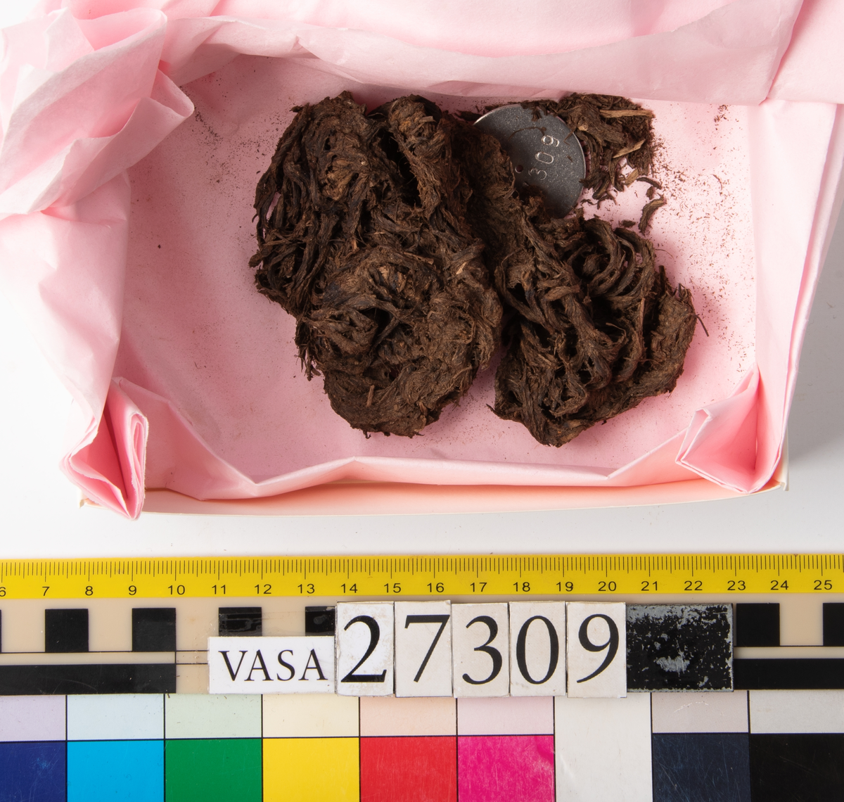 Ett flöte av näver. Flötet har formen av en rulle. I flötets mitt finns ett ca 10 mm brett hål som lötper genom rullen. Flötet är välbevarat.