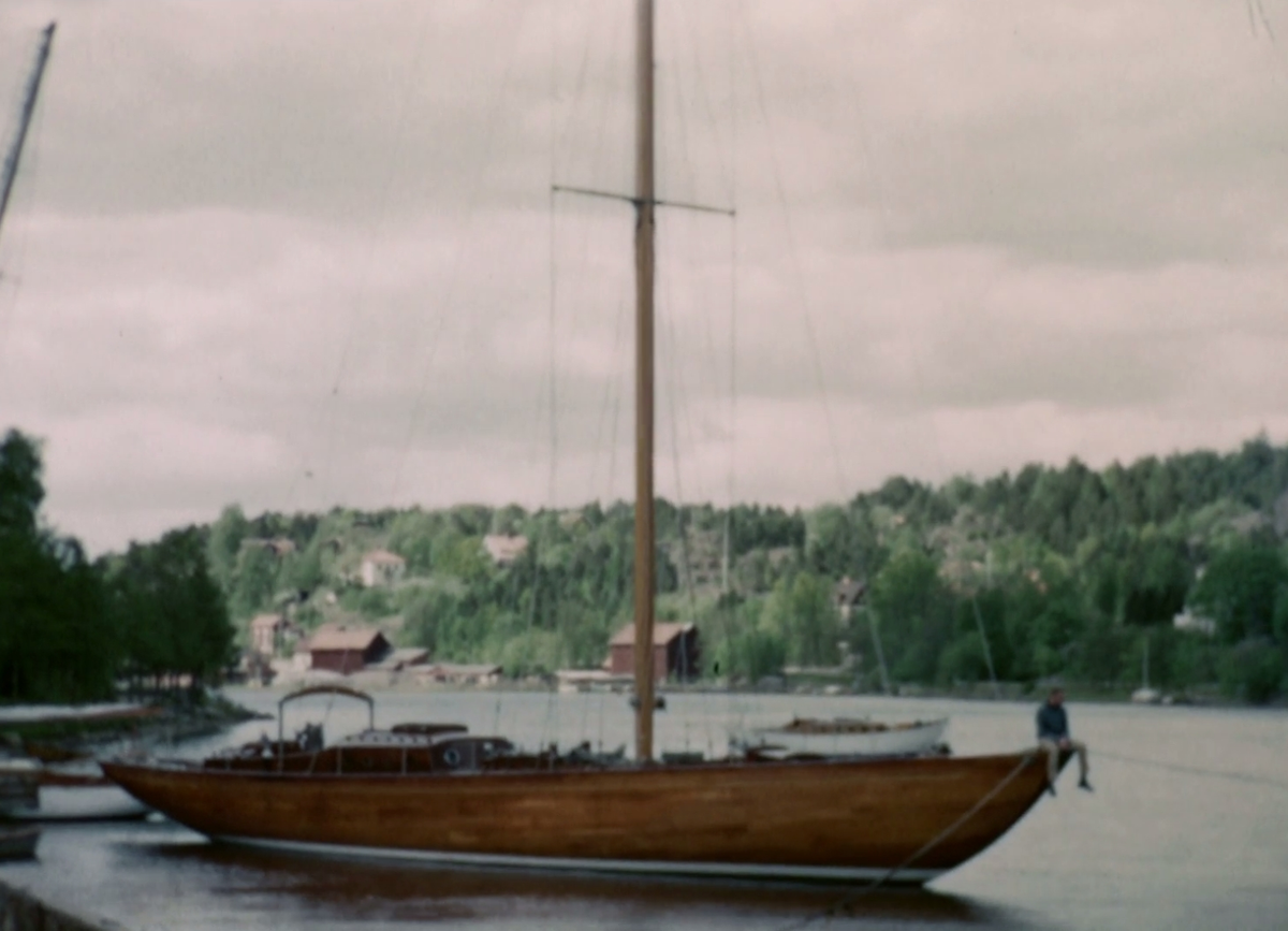Båtkonstruktör Knud H. Reimers film med blandade klipp på yawlen AGNETA. Hon ritades av Reimers för direktören och ingenjören Oscar Wiberg. Båten byggdes på Neglingevarvet i Saltsjöbaden 1950, och såldes i slutet av 1950-talet tillbaka till båtkonstruktören. Reimers sålde i sin tur vidare båten till Fiats dåtida ägare Giovanni Agnelli år 1959.

Filmen inleds i Valdemarsvik där ett sällskap, förmodligen innehållandes Reimers bakom kameran, befinner sig för att sjösätta AGNETA. Havskryssaren görs redo för segling och filmas ur olika vinklar. Valdemarsviks slip och båtvarv passerar när AGNETA tar sig ut på vatten. Några oidentifierade män ligger på däck och solar och en av dem läser ett sjökort. Riggen, som nu har fått segel, dokumenteras. Därefter följer en kort scen där flera segelbåtar, ett ångfartyg och några mindre motorbåtar passerar. Längst fram i synfältet är en röd flagga som skulle kunna vara ett kappseglingsmärke. Scenen i fråga är troligtvis från regattan Gotland runt, då sällskapet på AGNETA strax efteråt anländer till Visby gästhamn för att åskåda evenemanget. Just detta år, 1955, var det 125-års jubileum för Kungliga Svenska Segelsällskapet (KSSS), och därmed en särskilt stor regatta med över 100 tävlande båtar. Flera personer med skärmmössor med KSSS-emblem konverserar med varandra och tittar på ett oidentifierat objekt. Människor har samlats i hamnen och flera av de deltagande båtarna ligger i vattnet. På AGNETA har ett sällskap samlats som dricker förfriskningar och äter tilltugg. Yawlen seglas sedan från hamnen i Visby mot Bornholm, Danmark. Några yngre män ombord splitsar rep. På vägen passeras kassunfyren Ölands södra grund. En oidentifierad man serverar snittar och dricker snaps. Väl framme i Rønne hamn i Bornholm filmas förtöjda båtar och fartyg. Sällskapet från AGNETA tar sig sedan ut på en rundvandring på ön. Bland annat besöks den medeltida borgen Hammershus, Østerlars rundkyrka samt Nexø hamn där lastfartyget ØSTBORNHOLM dokumenteras. AGNETA tar sig sedan ut till havs i stundtals häftiga vågor mot nästa destination. 

I en oidentifierad dansk hamn filmas ett fartyg med flaggor i masten samt kungaskeppet DANNEBROG. AGNETA seglar sedan vidare och förbi bland annat Sletterhage fyr utanför Djursland samt Kronborgs slott nordost om Helsingör. Därefter följer en kort sekvens med ett socialiserande sällskap som fikar. I nästa scen befinner sig AGNETA förmodligen i Hotellviken i Saltsjöbaden varifrån hon seglas ut. Hon passerar vinkade människor och segelbåtar samt Saltsjöbadens  friluftsbad innan havskryssaren når öppet hav. Fyrskeppet SKAGENS REV, som dyker upp i horisonten, bekräftar AGNETAs position. Sedemera följer scener från slussarna vid Kiel-Holtenau som förbinder Kielkanalen och Östersjön. En bogserbåt med tysk flagga filmas under tiden som AGNETA inväntar att få slussas. Väl i kanalen färdas havskryssaren jämte stora lastfartyg. Ett oidentifierat tankfartyg för oljetransporter ägt av Shell samt svenska lastmotorfartyget ULRIKA (även känd under namnet LUOSSA) dokumenteras. Reimers står bakom ratten i skärmmössa och tänder en cigarett. Fler stora fartyg av olika slag passerar såsom argentinska handelsfartyget ARTILLERO. I nästa scen är AGNETA förtöjd vid en kaj med kläder hängandes på tork längs båten. Omgivningen är eventuellt Brunsbüttels sluss ut mot Nordsjön. Ute på havet filmas bland annat rederiet Hamburg Atlantik Linies oceanångare HANSEATIC innan AGNETA än en gång är i en ny hamn. Hamnen är förmodligen belägen någonstans i England baserat på flaggor som förekommer. På havskryssaren dricker ett sällskap snaps och besättningen på en oidentifierad bogserbåt hälsas på. Nästa sekvens tar tittaren tillbaka till Saltsjöbaden där två yngre män och en pojke, som förmodligen är Reimers söner, rengör skrovet på en eka utrustad med utombordsmotor. Ekan tas sedan ut på vatten, varpå flera sekvenser som redan har förekommit i filmen upprepas.

AGNETA befinner sig därnäst i Neapelbukten i Italien. Industrimagnaten Giovanni Agnelli står bakom AGNETAS ratt med ett stort leende. Som tidigare nämnt såldes havskryssaren till Agnelli 1959. Reimers är i Neapel i samband med seglingstävlingarna vid de olympiska sommarspelen 1960 för att dokumentera AGNETA i den nya ägarens sammanhang. Den olympiska elden brinner på taket på slottet Castel dell'Ovo ovanför yachthamnen i Borgo Santa Lucia. Därifrån kryssar AGNETA i bukten mellan öarna Capri och Ischia. Från yawlen, samt från en motorbåt som följer henne, dokumenteras AGNETA. Hon navigeras av Agnelli och hans besättning på sju personer som bär t-shirts med havskryssarens namn. Agnelli har låtit färga segelstället i en iögonfallande brun nyans som kom att bli ett starkt förknippat signalement för yawlen. Under färden passerar bland annat en bärplansbåt samt en motorbåt med personer ombord som samtalar med Agnelli och hans sällskap. Avslutningsvis filmas öarnas kustlinjer med karaktäristiska klippformationer, exempelvis de berömda Faraglioni-klipporna på Capri, innan Reimers åker hem igen till Sverige.
