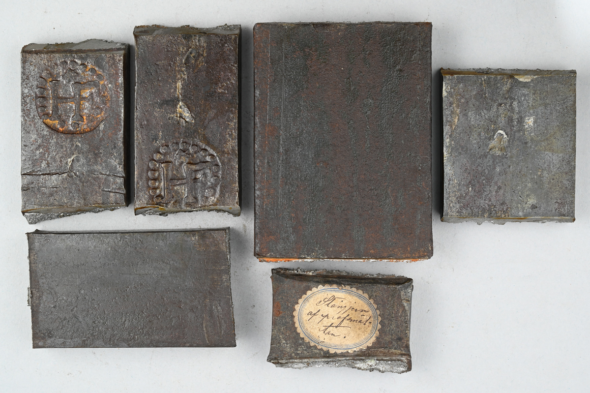 Sex prover på stångjärn. Två prover märkt med brukets stämpel och ett prov märkt med påklistrad lapp med notering: "Stångjern af profsmältan." Tillhörande lapp med notering: "Stångjärn från Högfors. 1." Även två medföljande brev med notering.