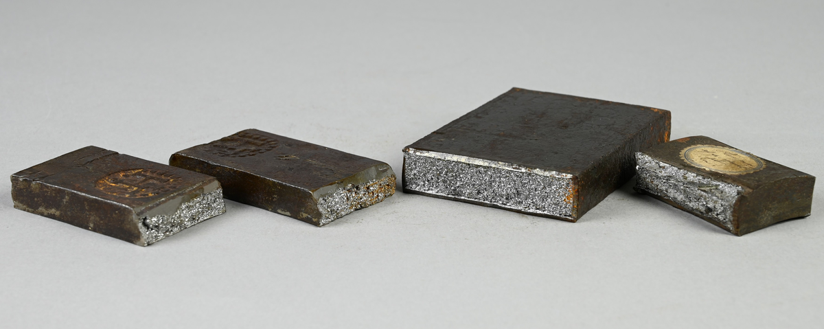 Sex prover på stångjärn. Två prover märkt med brukets stämpel och ett prov märkt med påklistrad lapp med notering: "Stångjern af profsmältan." Tillhörande lapp med notering: "Stångjärn från Högfors. 1." Även två medföljande brev med notering.