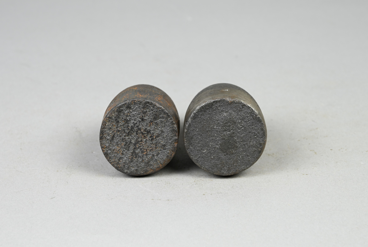 Två prover på valspluggar. Kommer från Storfors. Tillhörande lapp med samma notering. Märkning på båda proverna med notering: "A".