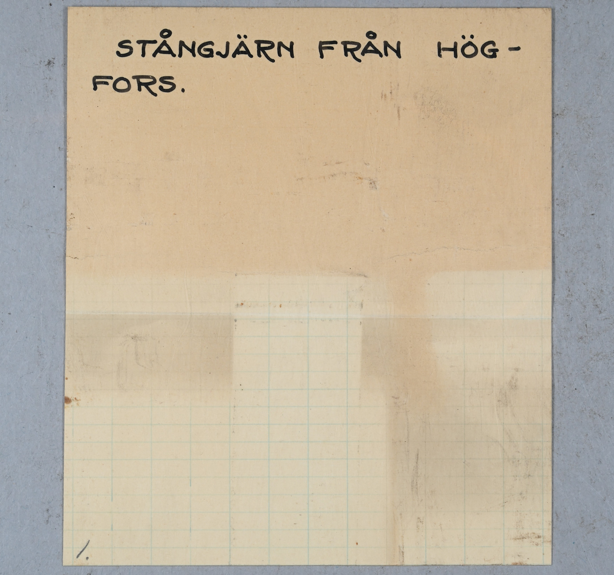 Sex prover på stångjärn. Två prover märkt med brukets stämpel och ett prov märkt med påklistrad lapp med notering: "Stångjern af profsmältan." Tillhörande lapp med notering: "Stångjärn från Högfors. 1." Även två medföljande brev med notering.