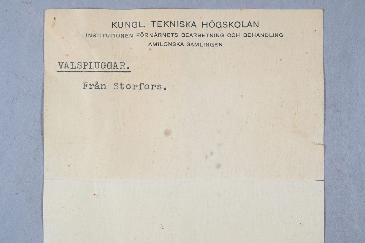Två prover på valspluggar. Kommer från Storfors. Tillhörande lapp med samma notering. Märkning på båda proverna med notering: "A".