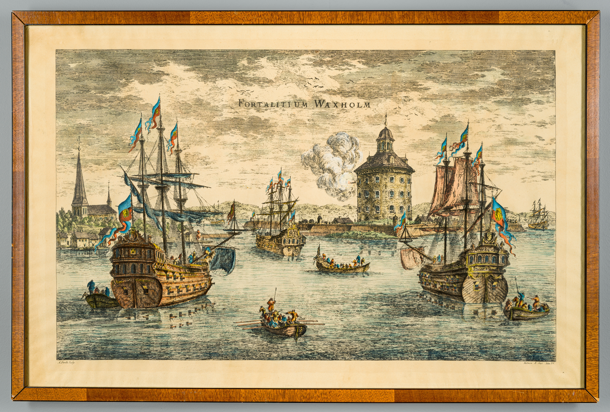 Kolorerad gravyr inom glas och ram. Motiv av Vaxholms kastell samt flertalet örlogsfartyg från 1600-talet. Tre större örlogsfartyg under flagg av Schleswig-Holstein. Fyra mindre roddbåtar. Skansen på Vaxholm avfyrar en kanon. Till vänster syns Vaxholms kyrka. 
Titeln tryckt: "Fortalitium Waxholm". Märkning nedre vänstra hörnet: A Perelle Sculp. Märkning nedre högra hörnet: Holmice 1693 Ediz P.V.

Tunn, rak ram av björkfanér med svärtad kant.