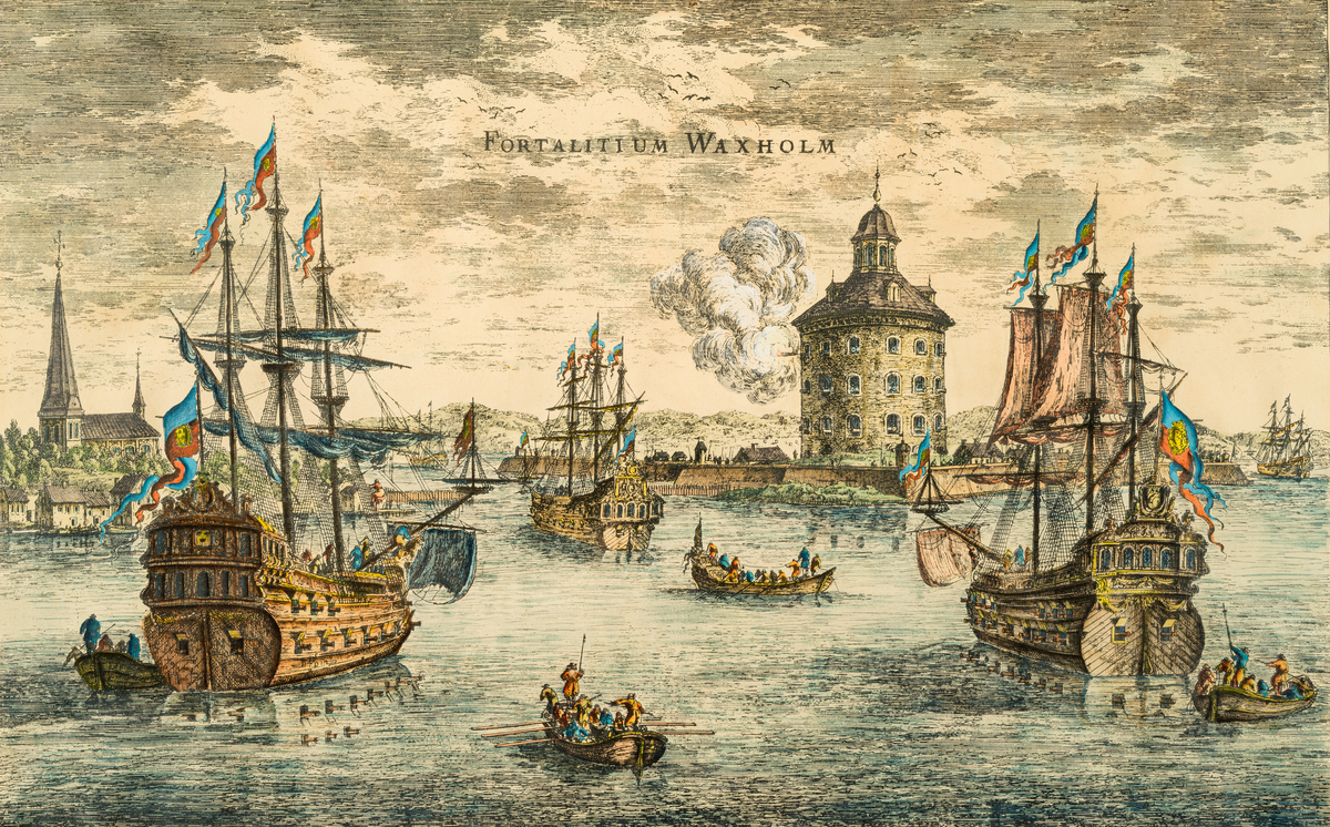 Kolorerad gravyr inom glas och ram. Motiv av Vaxholms kastell samt flertalet örlogsfartyg från 1600-talet. Tre större örlogsfartyg under flagg av Schleswig-Holstein. Fyra mindre roddbåtar. Skansen på Vaxholm avfyrar en kanon. Till vänster syns Vaxholms kyrka. 
Titeln tryckt: "Fortalitium Waxholm". Märkning nedre vänstra hörnet: A Perelle Sculp. Märkning nedre högra hörnet: Holmice 1693 Ediz P.V.

Tunn, rak ram av björkfanér med svärtad kant.