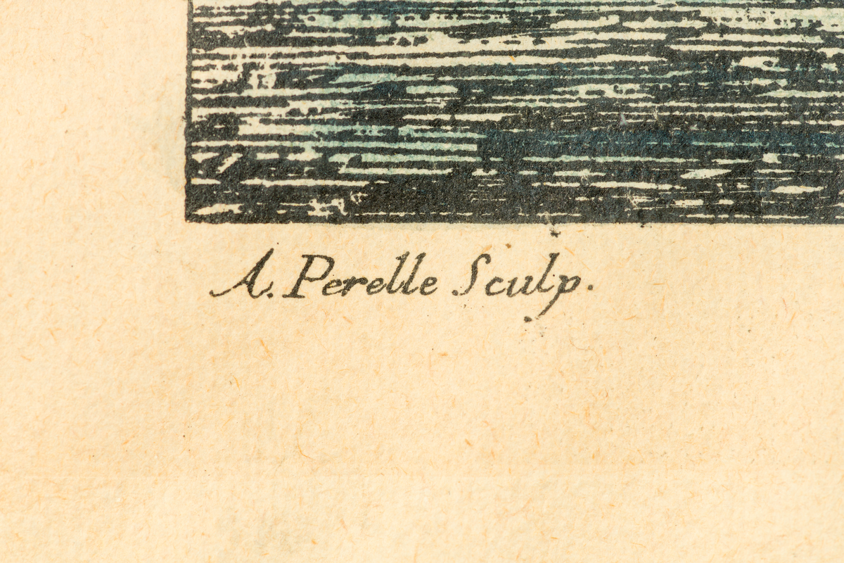 Kolorerad gravyr inom glas och ram. Motiv av Vaxholms kastell samt flertalet örlogsfartyg från 1600-talet. Tre större örlogsfartyg under flagg av Schleswig-Holstein. Fyra mindre roddbåtar. Skansen på Vaxholm avfyrar en kanon. Till vänster syns Vaxholms kyrka. 
Titeln tryckt: "Fortalitium Waxholm". Märkning nedre vänstra hörnet: A Perelle Sculp. Märkning nedre högra hörnet: Holmice 1693 Ediz P.V.

Tunn, rak ram av björkfanér med svärtad kant.