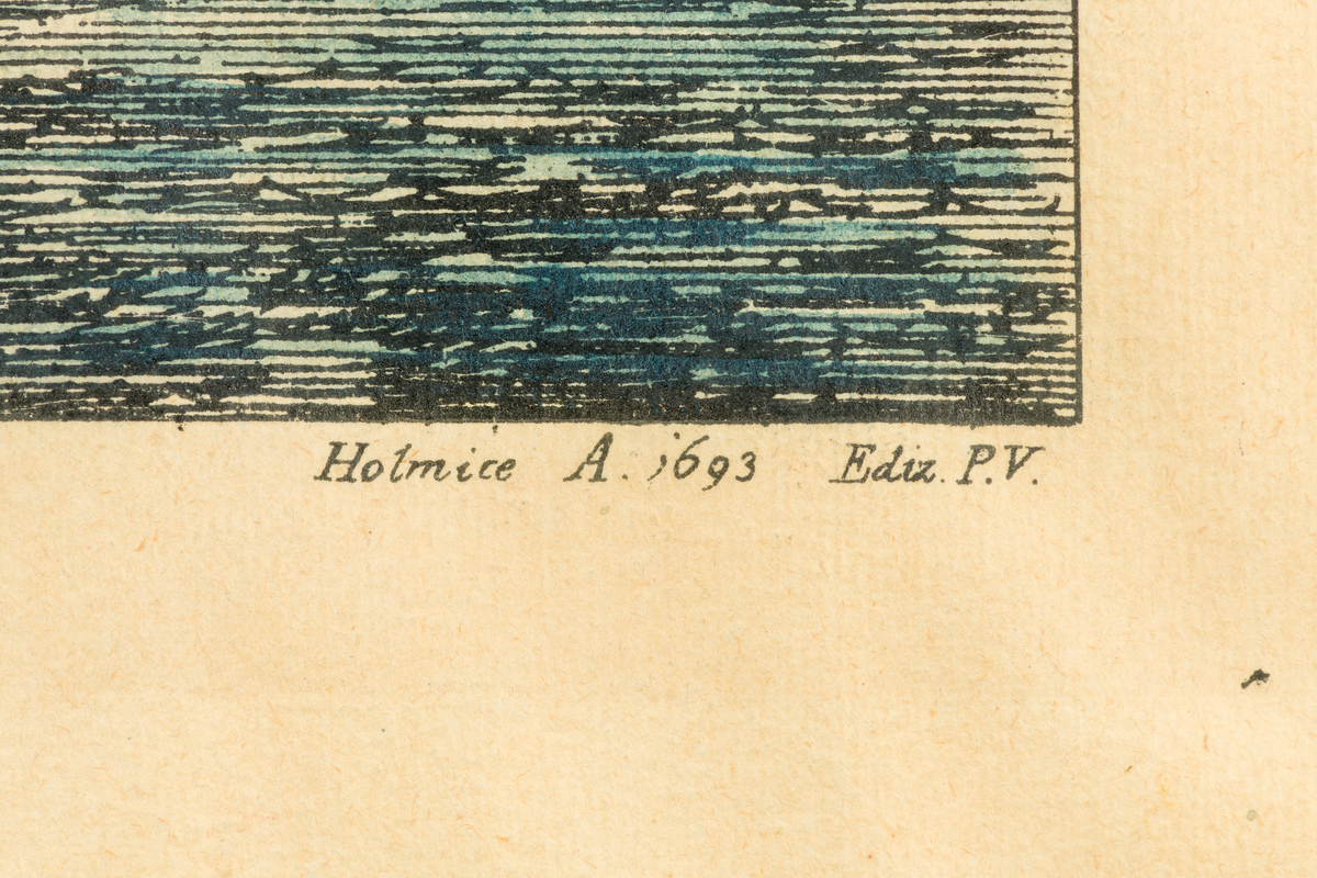 Kolorerad gravyr inom glas och ram. Motiv av Vaxholms kastell samt flertalet örlogsfartyg från 1600-talet. Tre större örlogsfartyg under flagg av Schleswig-Holstein. Fyra mindre roddbåtar. Skansen på Vaxholm avfyrar en kanon. Till vänster syns Vaxholms kyrka. 
Titeln tryckt: "Fortalitium Waxholm". Märkning nedre vänstra hörnet: A Perelle Sculp. Märkning nedre högra hörnet: Holmice 1693 Ediz P.V.

Tunn, rak ram av björkfanér med svärtad kant.
