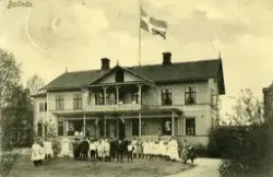 Bollnäs. En barngrupp står samlad på framsidan av byggnaden.