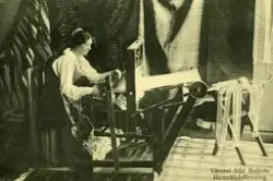 Vykort med motiv av en kvinna som väver på en vävstol från B