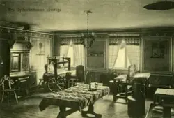 Vävstuga. Fru Bricken Gyllenhammar, (f. Weng) sitter och väv