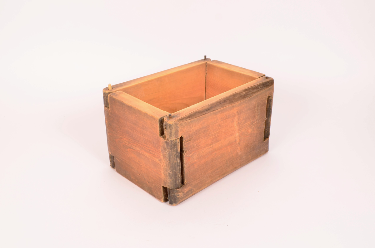 Tre, ingen dekorasjoner. Bunnen er satt inn i veggene ved not/fjær-systemet. veggene satt i hverandre, i tre hjørner er det satt i stikker av jern, i det fjerde, som er åpning er det satt i ei trestikke, ser nokså ny ut.