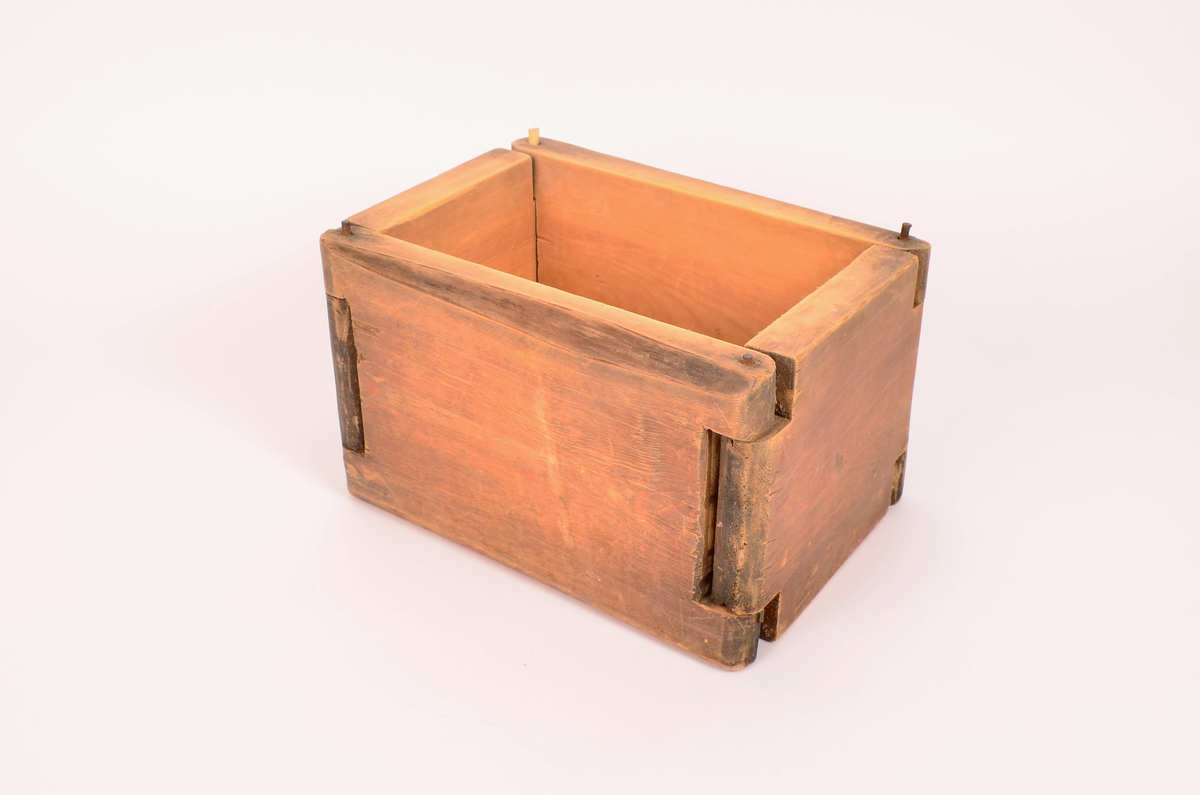 Tre, ingen dekorasjoner. Bunnen er satt inn i veggene ved not/fjær-systemet. veggene satt i hverandre, i tre hjørner er det satt i stikker av jern, i det fjerde, som er åpning er det satt i ei trestikke, ser nokså ny ut.