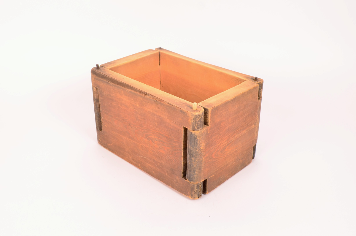 Tre, ingen dekorasjoner. Bunnen er satt inn i veggene ved not/fjær-systemet. veggene satt i hverandre, i tre hjørner er det satt i stikker av jern, i det fjerde, som er åpning er det satt i ei trestikke, ser nokså ny ut.