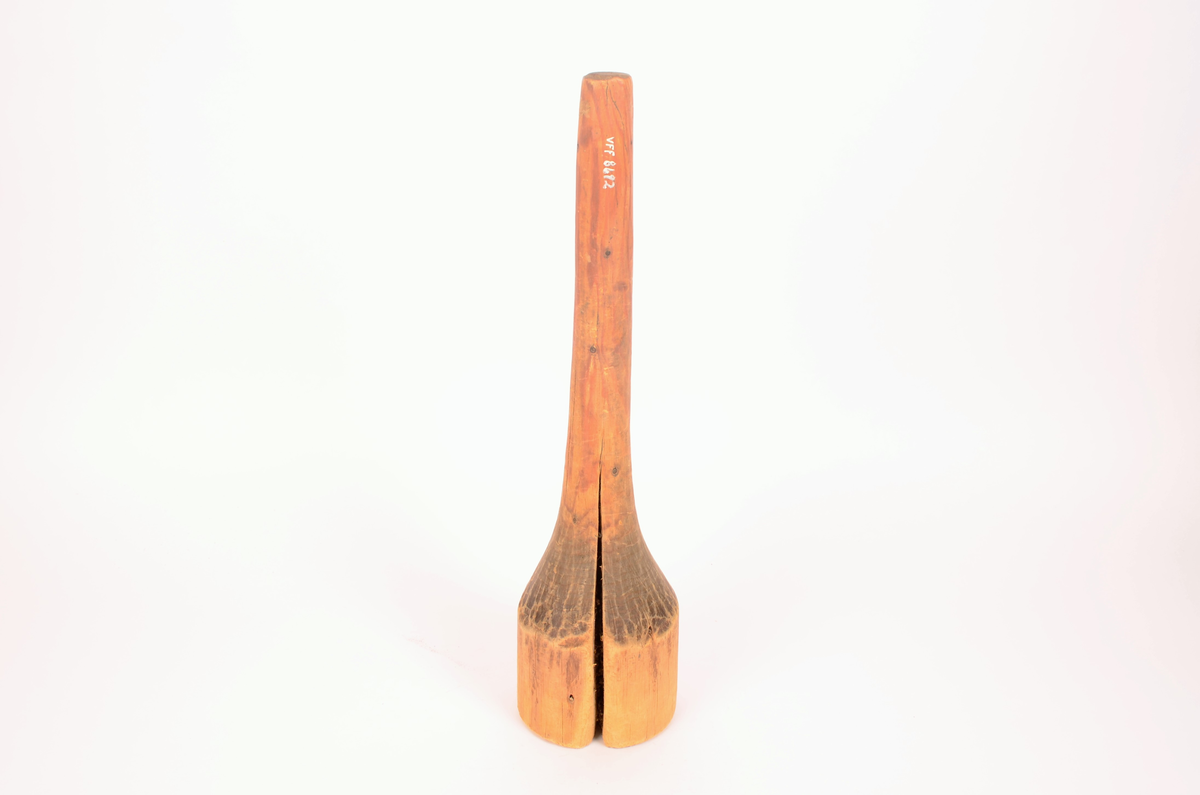 Fufu. Av ett stykke. Smalt håndtak som vrider seg ut til en bredere stamper nederst. Stor sprekk.