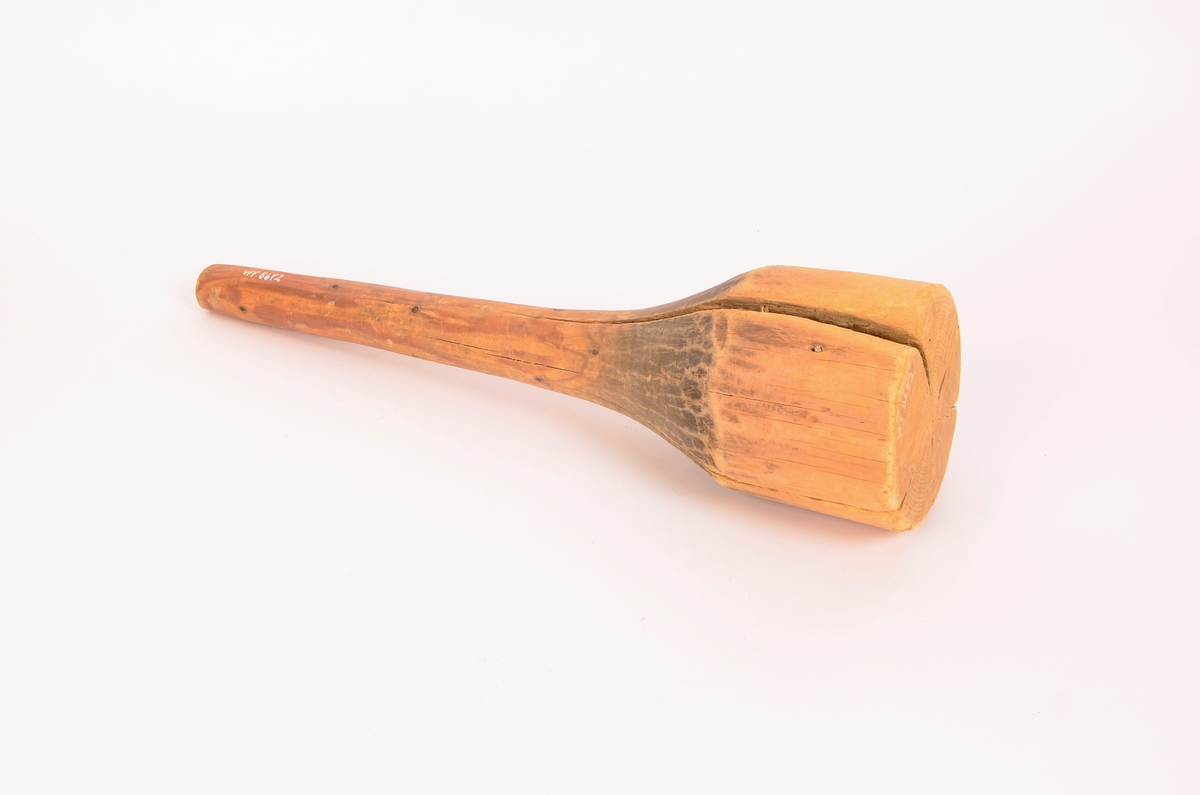 Fufu. Av ett stykke. Smalt håndtak som vrider seg ut til en bredere stamper nederst. Stor sprekk.