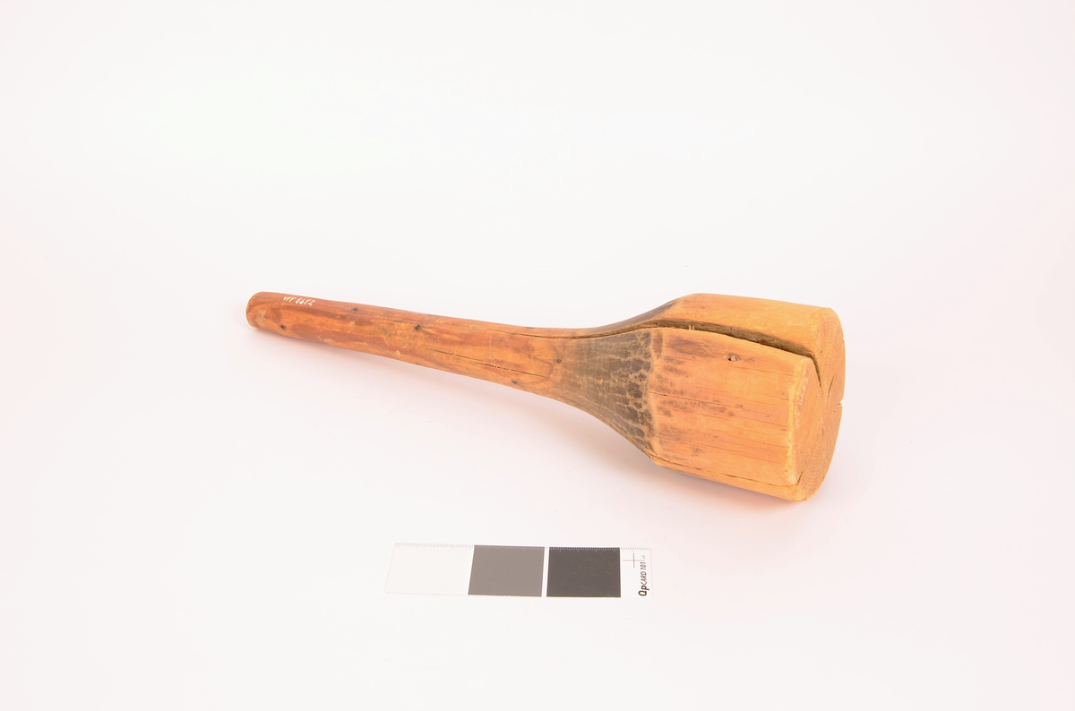 Fufu. Av ett stykke. Smalt håndtak som vrider seg ut til en bredere stamper nederst. Stor sprekk.