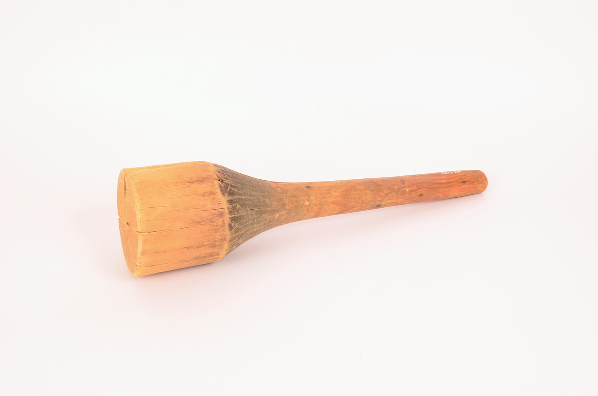 Fufu. Av ett stykke. Smalt håndtak som vrider seg ut til en bredere stamper nederst. Stor sprekk.