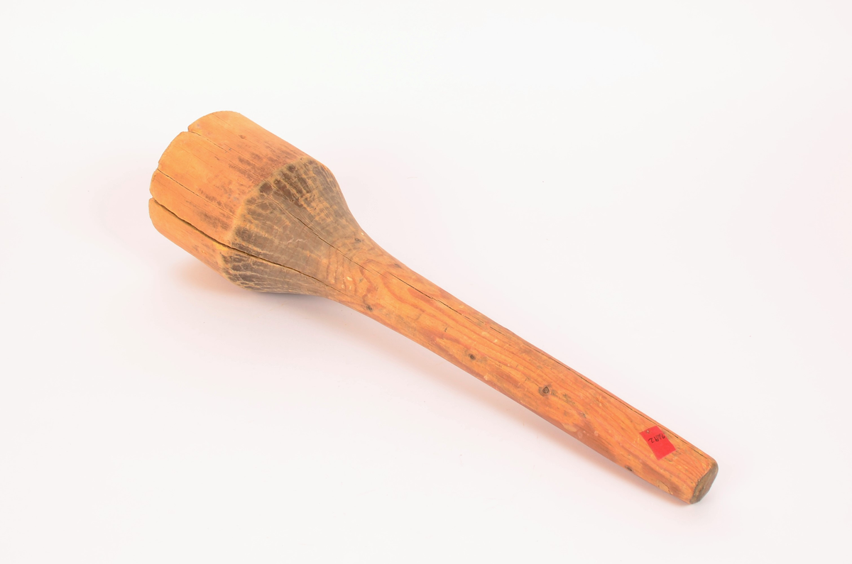 Fufu. Av ett stykke. Smalt håndtak som vrider seg ut til en bredere stamper nederst. Stor sprekk.