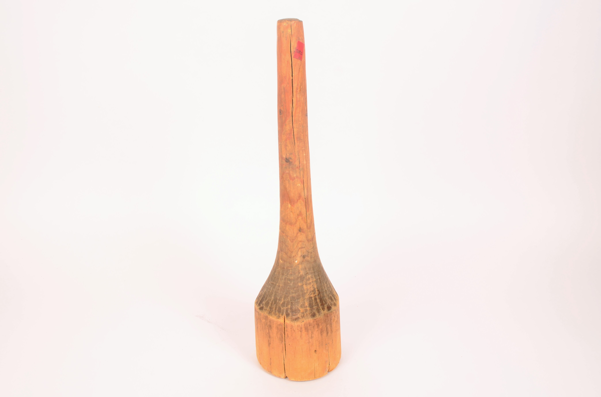 Fufu. Av ett stykke. Smalt håndtak som vrider seg ut til en bredere stamper nederst. Stor sprekk.