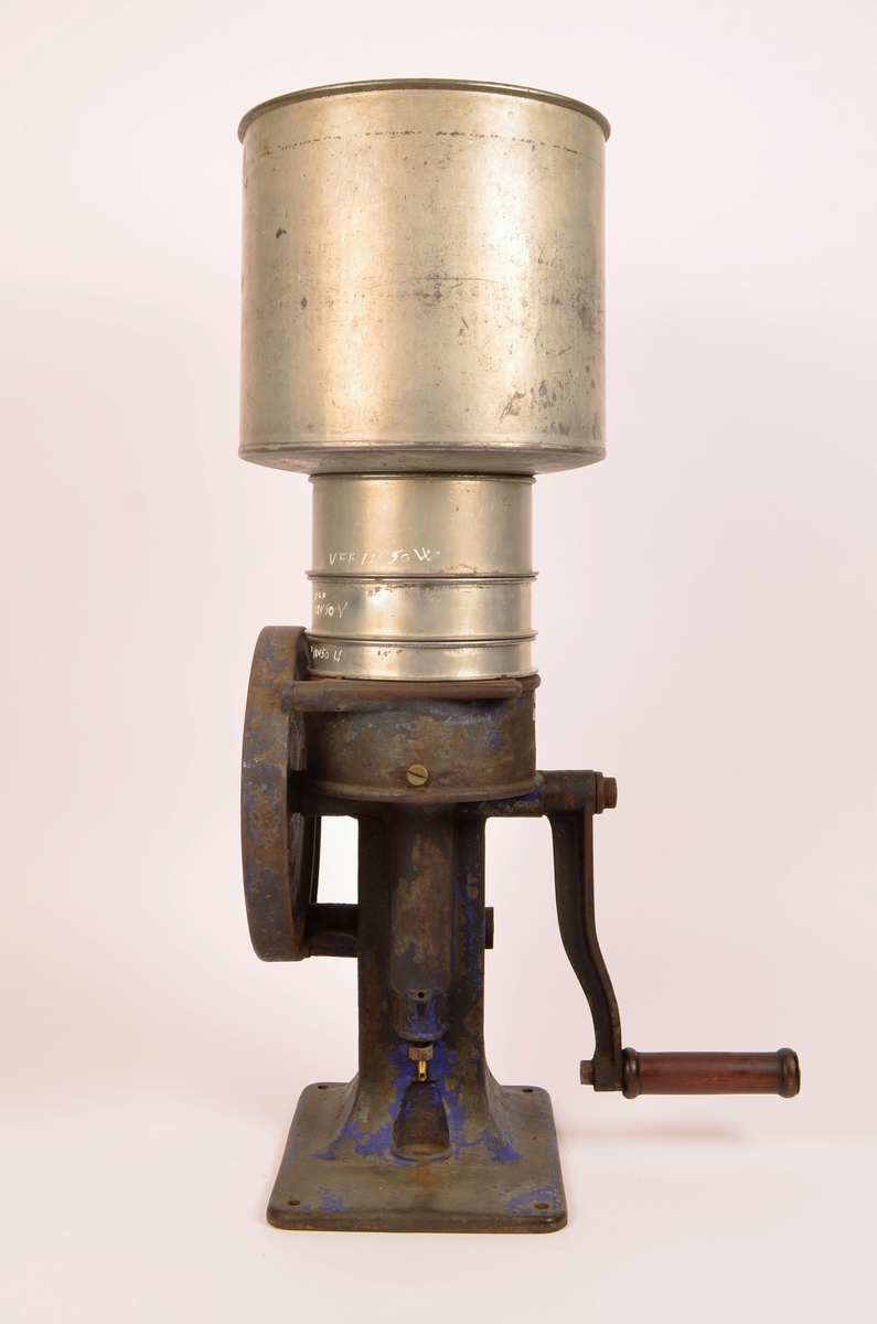 Manuelt drevet melkeseparator bestående av en solid undersel i støpejern montert på rektangulær fotplate med festehull. Underkonstruksjonen rommer det mekaniske systemet og er utstyr med sveiv med trehåndtak for hånddrift. På siden er et stort svinghjul synlig, delvis innkapslet i støpejernshus.
Øvre del består av en synlidrisk metallbeholder for påfylling av melk, montert over separasjonsenheten. Fra den øvre delen går to buende metallrør som leder henholdsvis fløte og skummelt melk ut i separate beholdere. Til separatoren følger løse deler, blant annet lokk og verktøy (nøkkel), som hærer til justering og vedlikehold.
På håndtaket er det utstøpt "60revprmin"