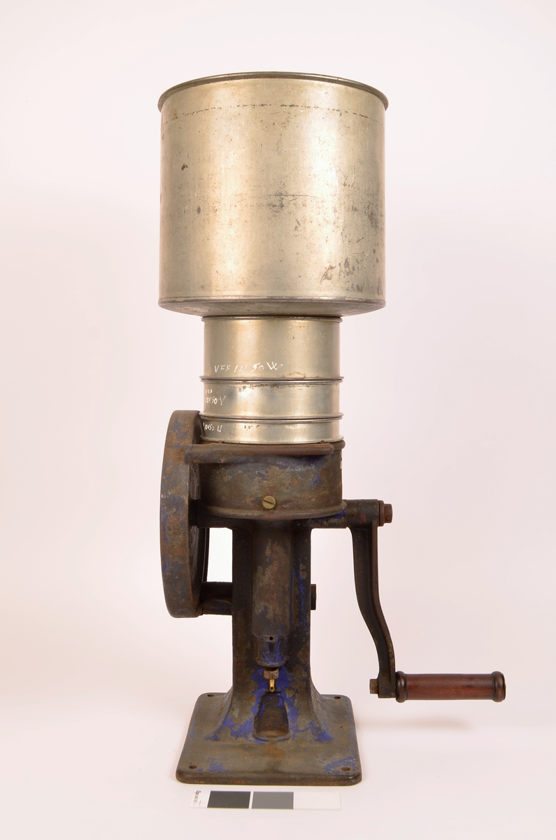 Manuelt drevet melkeseparator bestående av en solid undersel i støpejern montert på rektangulær fotplate med festehull. Underkonstruksjonen rommer det mekaniske systemet og er utstyr med sveiv med trehåndtak for hånddrift. På siden er et stort svinghjul synlig, delvis innkapslet i støpejernshus.
Øvre del består av en synlidrisk metallbeholder for påfylling av melk, montert over separasjonsenheten. Fra den øvre delen går to buende metallrør som leder henholdsvis fløte og skummelt melk ut i separate beholdere. Til separatoren følger løse deler, blant annet lokk og verktøy (nøkkel), som hærer til justering og vedlikehold.
På håndtaket er det utstøpt "60revprmin"