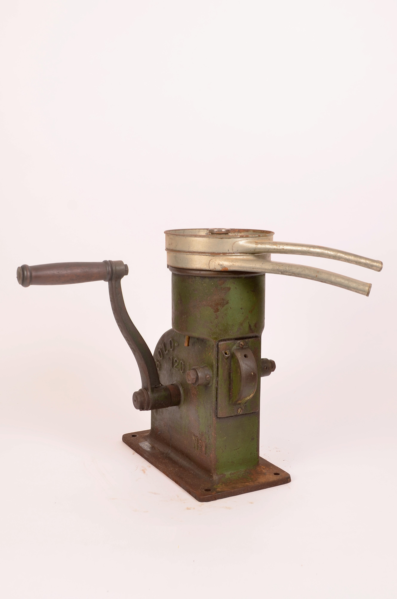 Type  Modell: Diabolo, No. 1, kapasitet 20 liter. Manuelt drevet melkeseparator bestående av en vertikal underdel i mest sannsynlig støpejern montert på rektangulær dotplate med festehull. På siden er på først teksten "Diabolo 20 LIT" samt "No. 1". Separatoren er utstyrt med sveiv med trehåndtak for håndrift. Øvre del består av en stor, rund metall bolle beregnet for påfylling av melk, med to utløpsrør for hendholdsvis fløte og skummelt melk. Tilhørende løse metalldeler (lokk/innsats) følger objektet.