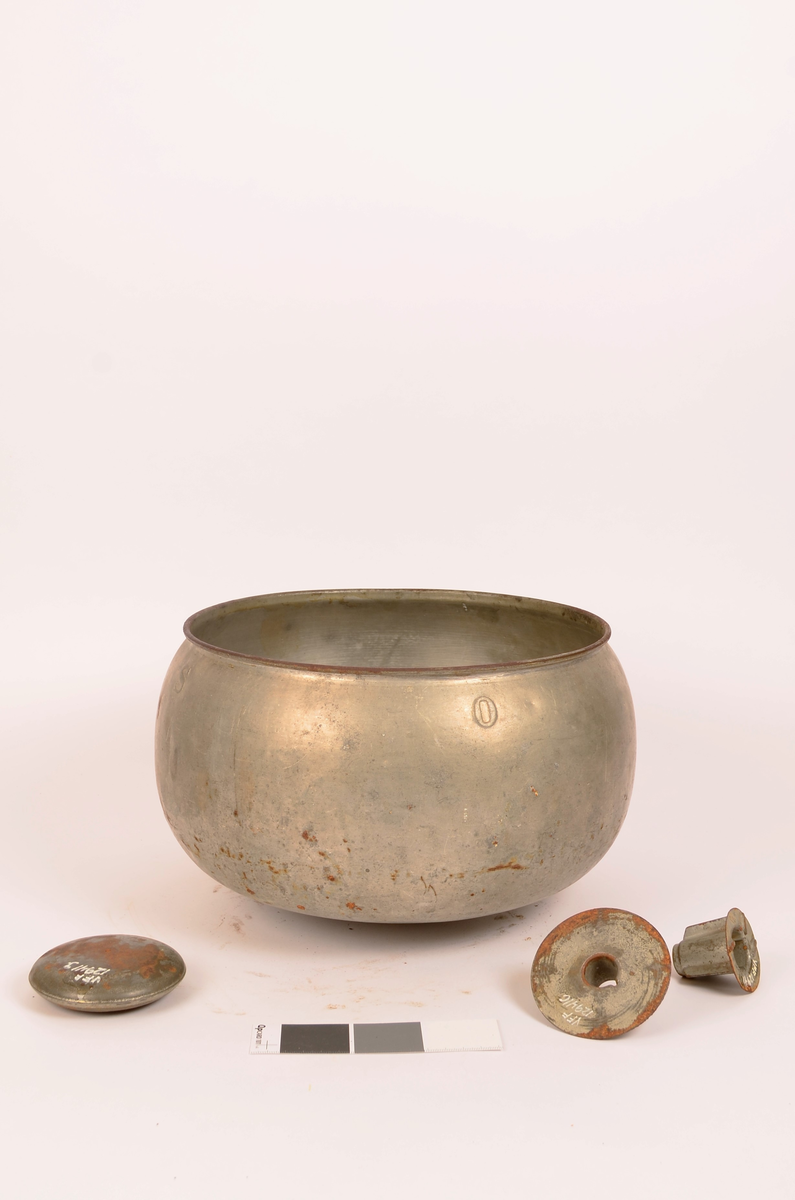 Type  Modell: Diabolo, No. 1, kapasitet 20 liter. Manuelt drevet melkeseparator bestående av en vertikal underdel i mest sannsynlig støpejern montert på rektangulær dotplate med festehull. På siden er på først teksten "Diabolo 20 LIT" samt "No. 1". Separatoren er utstyrt med sveiv med trehåndtak for håndrift. Øvre del består av en stor, rund metall bolle beregnet for påfylling av melk, med to utløpsrør for hendholdsvis fløte og skummelt melk. Tilhørende løse metalldeler (lokk/innsats) følger objektet.