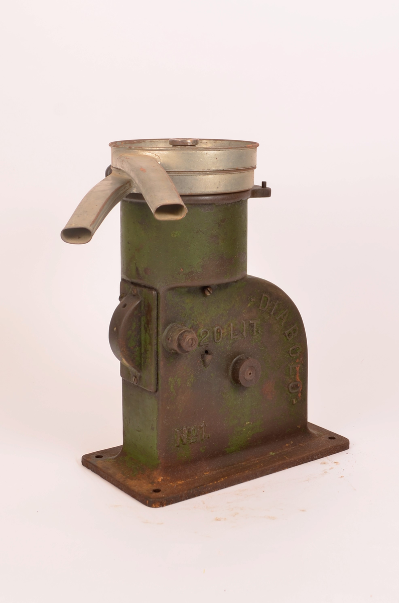 Type  Modell: Diabolo, No. 1, kapasitet 20 liter. Manuelt drevet melkeseparator bestående av en vertikal underdel i mest sannsynlig støpejern montert på rektangulær dotplate med festehull. På siden er på først teksten "Diabolo 20 LIT" samt "No. 1". Separatoren er utstyrt med sveiv med trehåndtak for håndrift. Øvre del består av en stor, rund metall bolle beregnet for påfylling av melk, med to utløpsrør for hendholdsvis fløte og skummelt melk. Tilhørende løse metalldeler (lokk/innsats) følger objektet.