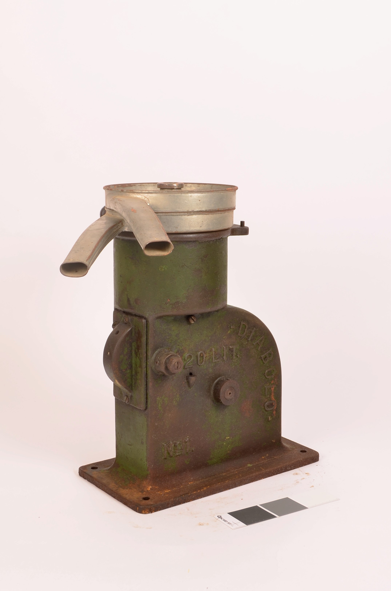 Type  Modell: Diabolo, No. 1, kapasitet 20 liter. Manuelt drevet melkeseparator bestående av en vertikal underdel i mest sannsynlig støpejern montert på rektangulær dotplate med festehull. På siden er på først teksten "Diabolo 20 LIT" samt "No. 1". Separatoren er utstyrt med sveiv med trehåndtak for håndrift. Øvre del består av en stor, rund metall bolle beregnet for påfylling av melk, med to utløpsrør for hendholdsvis fløte og skummelt melk. Tilhørende løse metalldeler (lokk/innsats) følger objektet.