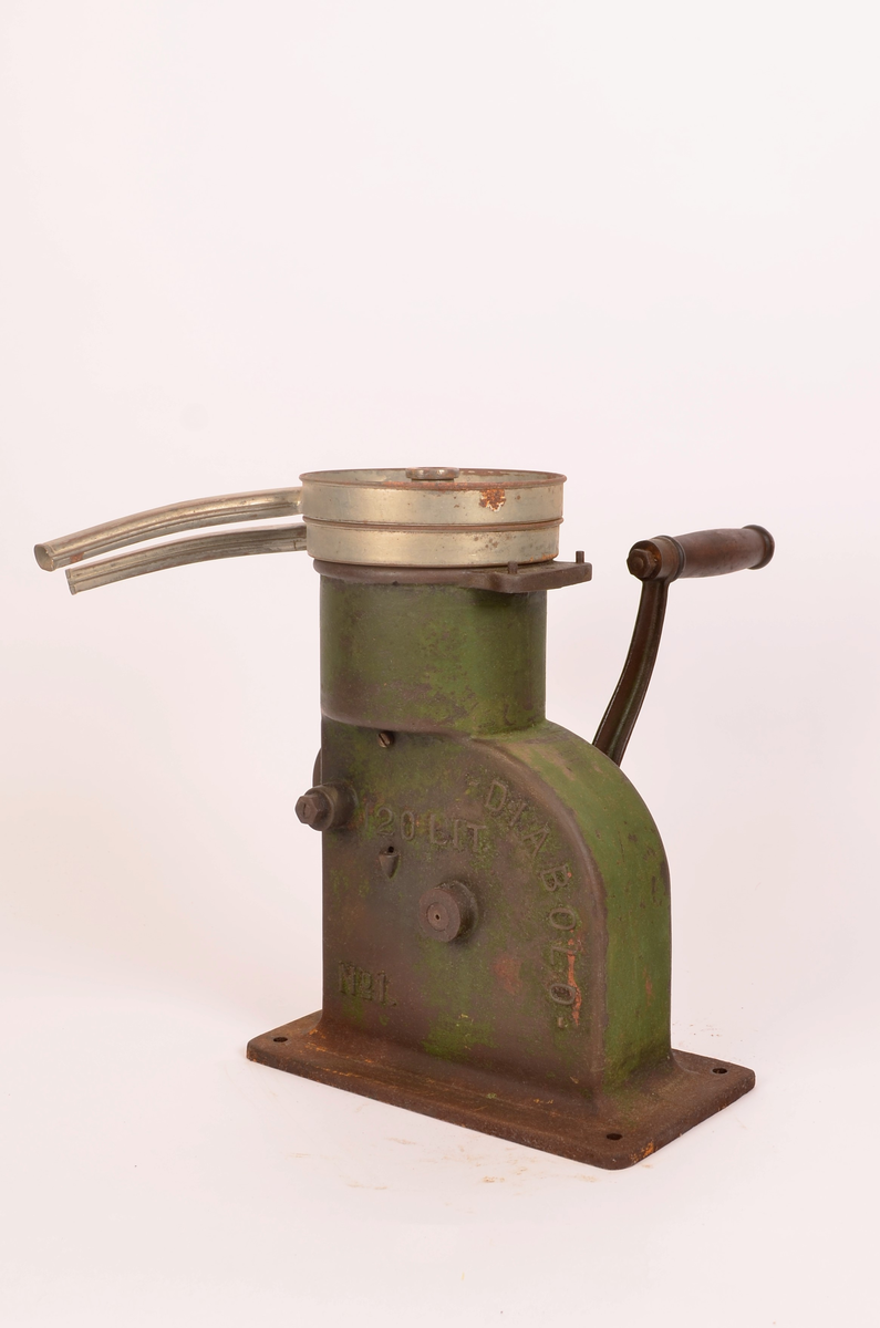 Type  Modell: Diabolo, No. 1, kapasitet 20 liter. Manuelt drevet melkeseparator bestående av en vertikal underdel i mest sannsynlig støpejern montert på rektangulær dotplate med festehull. På siden er på først teksten "Diabolo 20 LIT" samt "No. 1". Separatoren er utstyrt med sveiv med trehåndtak for håndrift. Øvre del består av en stor, rund metall bolle beregnet for påfylling av melk, med to utløpsrør for hendholdsvis fløte og skummelt melk. Tilhørende løse metalldeler (lokk/innsats) følger objektet.