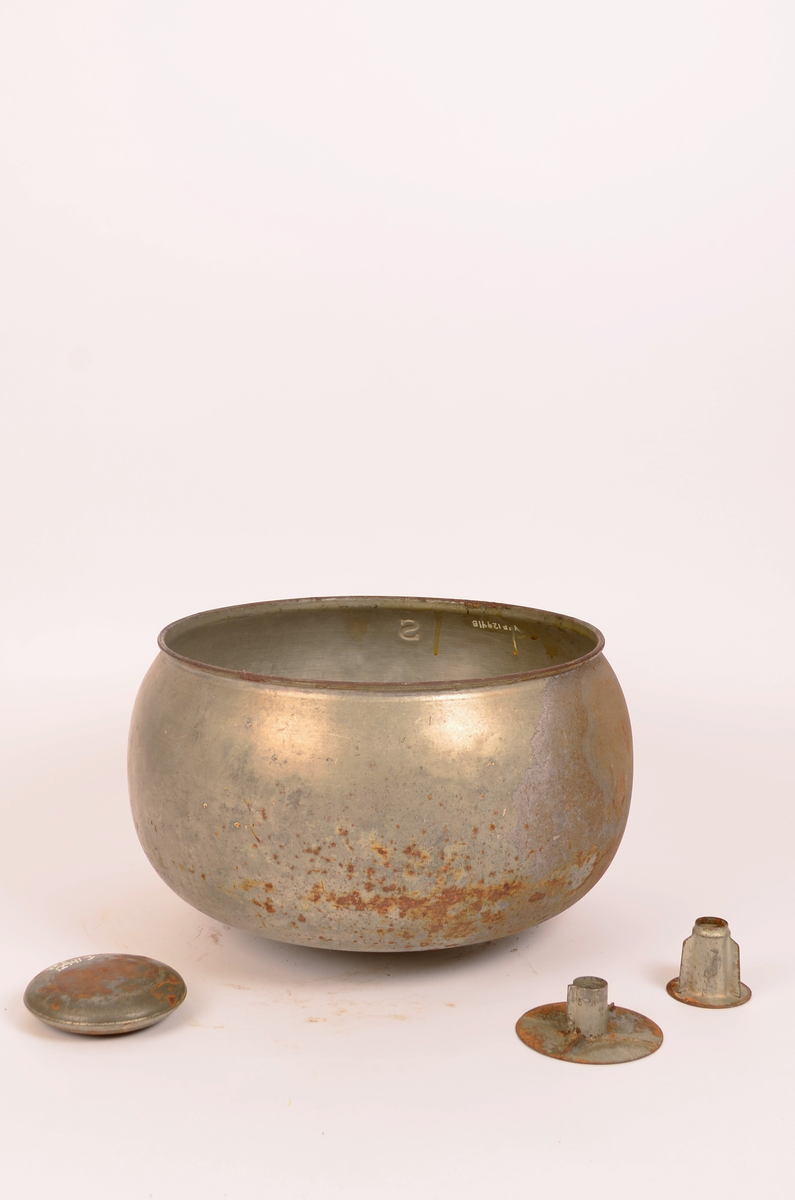 Type  Modell: Diabolo, No. 1, kapasitet 20 liter. Manuelt drevet melkeseparator bestående av en vertikal underdel i mest sannsynlig støpejern montert på rektangulær dotplate med festehull. På siden er på først teksten "Diabolo 20 LIT" samt "No. 1". Separatoren er utstyrt med sveiv med trehåndtak for håndrift. Øvre del består av en stor, rund metall bolle beregnet for påfylling av melk, med to utløpsrør for hendholdsvis fløte og skummelt melk. Tilhørende løse metalldeler (lokk/innsats) følger objektet.