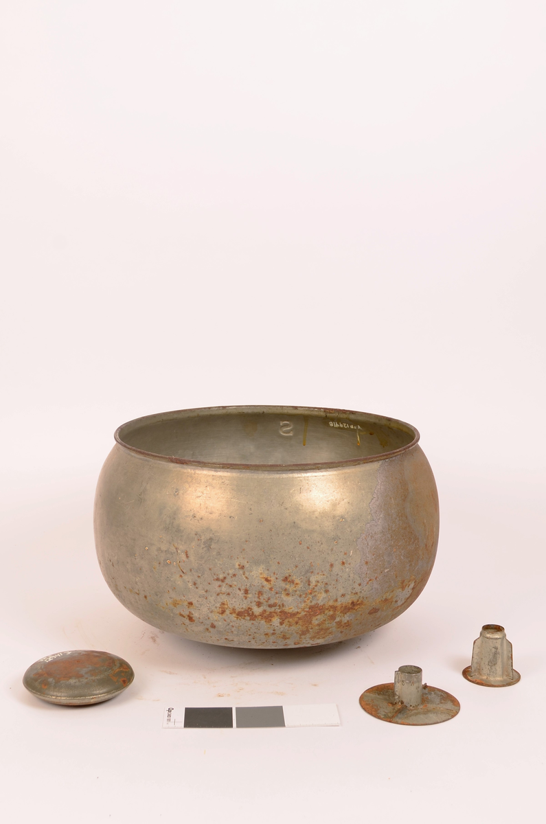 Type  Modell: Diabolo, No. 1, kapasitet 20 liter. Manuelt drevet melkeseparator bestående av en vertikal underdel i mest sannsynlig støpejern montert på rektangulær dotplate med festehull. På siden er på først teksten "Diabolo 20 LIT" samt "No. 1". Separatoren er utstyrt med sveiv med trehåndtak for håndrift. Øvre del består av en stor, rund metall bolle beregnet for påfylling av melk, med to utløpsrør for hendholdsvis fløte og skummelt melk. Tilhørende løse metalldeler (lokk/innsats) følger objektet.