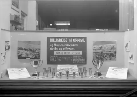 Vindusutstilling "Billigreise til Oppdal"