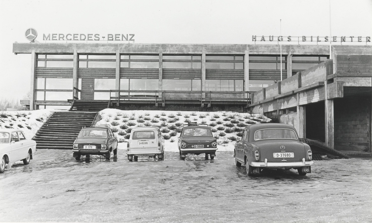 Haugs bilsenter, hovedfasade mot veien [Fotografi]