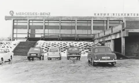 Haugs bilsenter, hovedfasade mot veien [Fotografi]