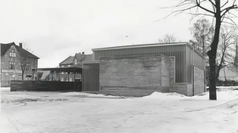 Kroppsøvingsbygg til Midtbyen skole [Fotografi]