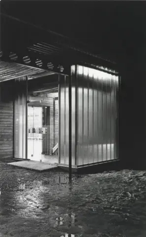 Kroppsøvingsbygg til Midtbyen skole, inngangsparti [Fotografi]