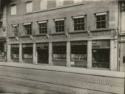 Møllhausens gård på Karl Johans gate [Fotografi]