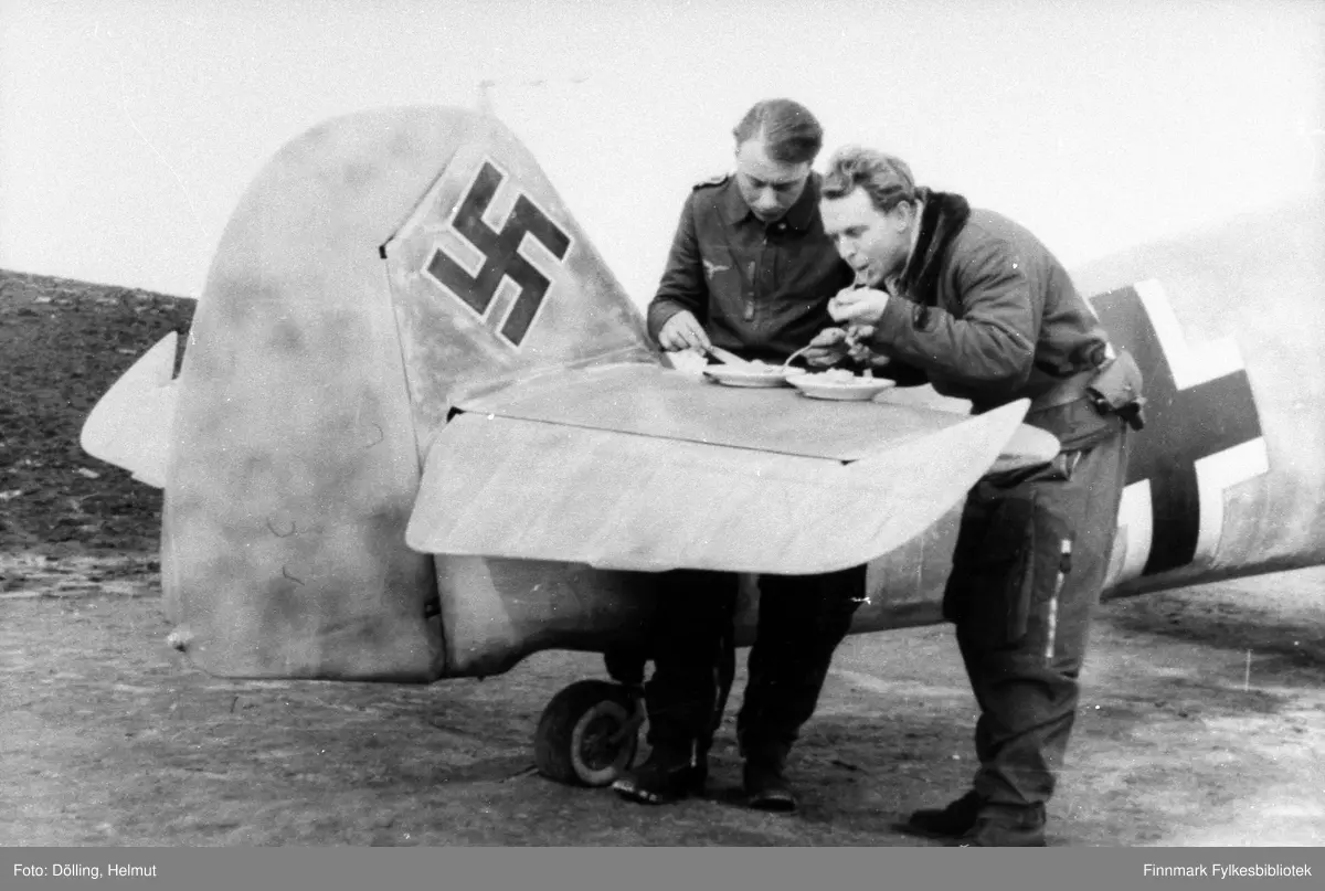 Adjutant ved 3. gruppe av 5. jagerving (III./JG 5) løytnant Lorentz Andresen inntar et raskt måltid på høyderoret på sin Messerschmitt Bf 109F-4.