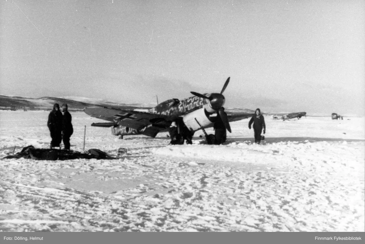 Vedlikehold av Messerschmitt Bf 109F-4 utendørs i minus 30 graders kulde ved 8. skvadron av 5. jagerving (8./JG 5). Flyet har fortsatt fabrikkode; bokstaven "E" er synlig under høyre vinge.