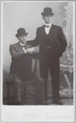 Portrett av to ukjente menn. Helfigur, visittkort.