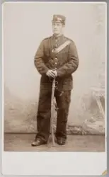 Portrett av ukjent mann i militæruniform. Helfigur. Visittko