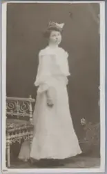 Portrett av ukjent kvinne. Helfigur, stående, visittkort.