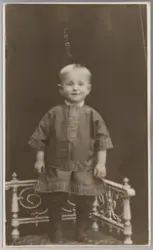 Portrett av ukjent barn. Visittkort, helfigir.